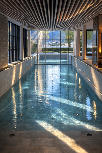 Innenpool mit natürlichem Licht