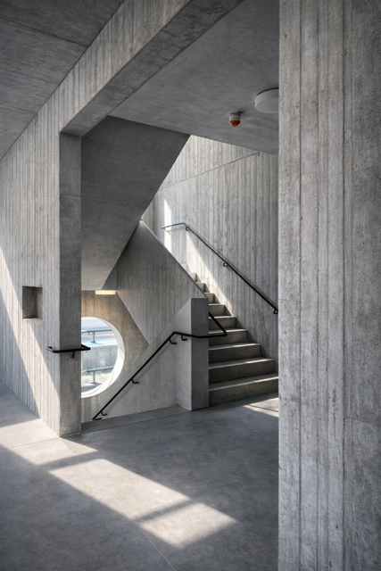 Moderne Betontreppe mit Fenster